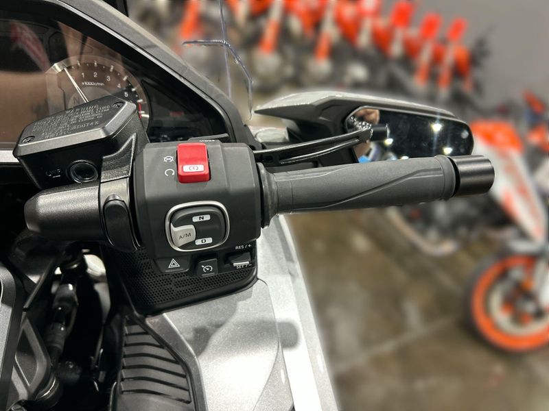2025 Honda GOLDWING TOUR DCT Image 21