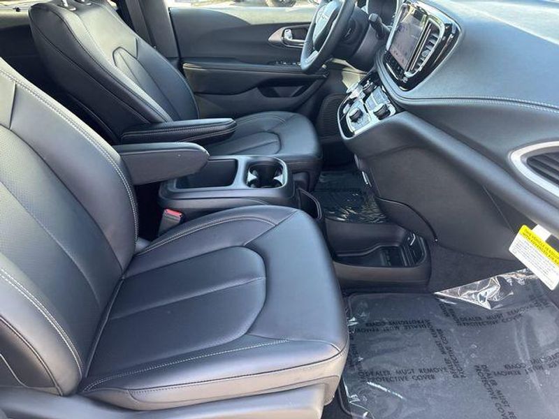 New 2026 Chrysler Pacifica SelectImage 12