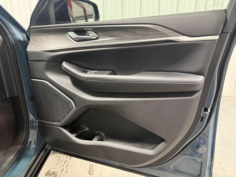 New 2026 Jeep Grand Cherokee L Limited 4x4Image 14