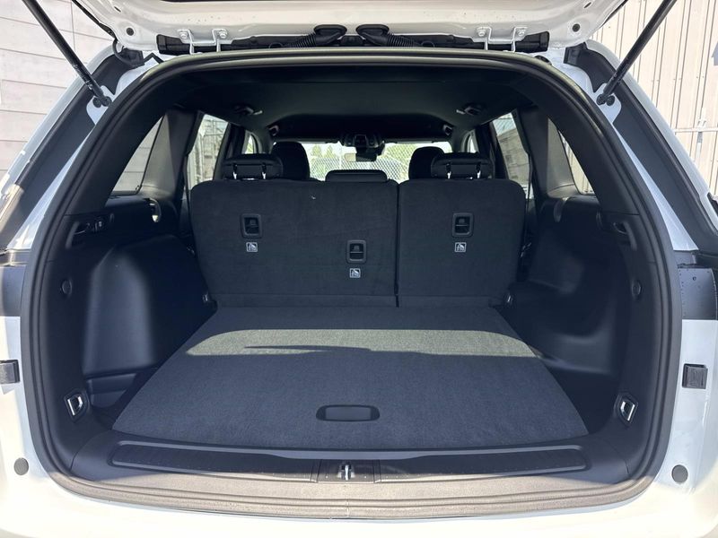 New 2026 Jeep Grand Cherokee Laredo 4x2