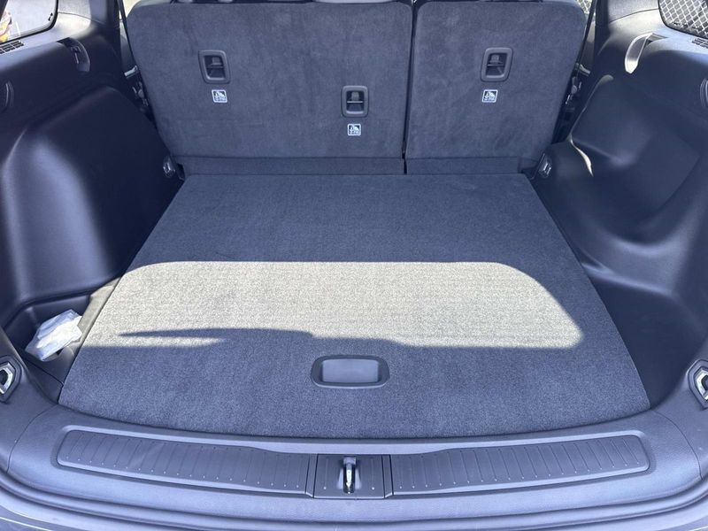 New 2026 Jeep Grand Cherokee Laredo Altitude 4x2