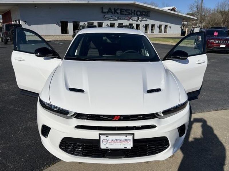 2024 Dodge Hornet R/T Eawd in a Q Ball exterior color and Blackinterior. Lakeshore CDJR Seaford 302-213-6058 lakeshorecdjr.com 