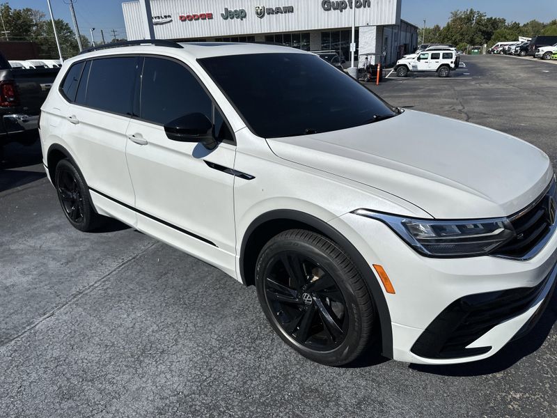 Used 2023 Volkswagen Tiguan SE R-Line BlackImage 4