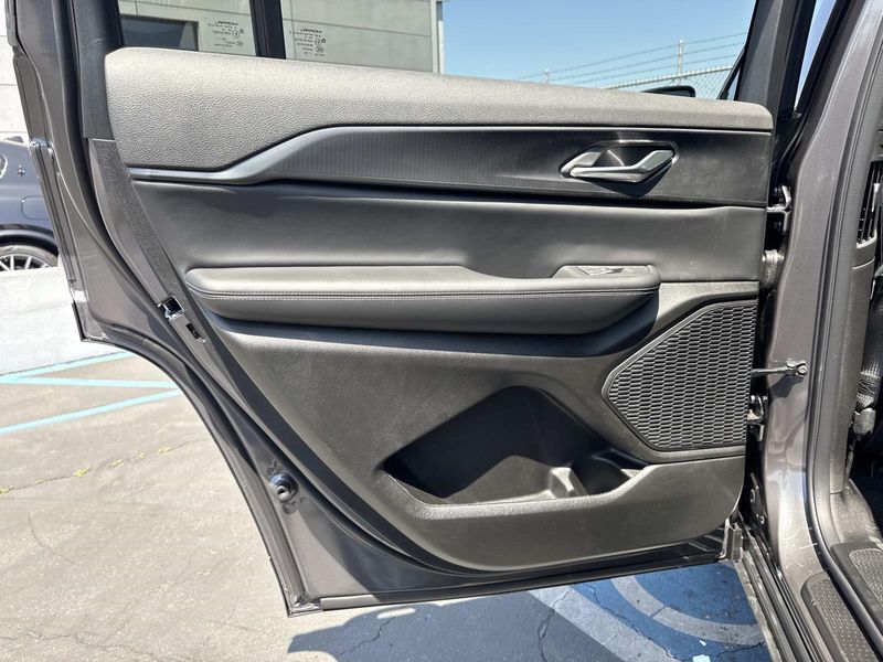 New 2026 Jeep Grand Cherokee L Laredo 4x2