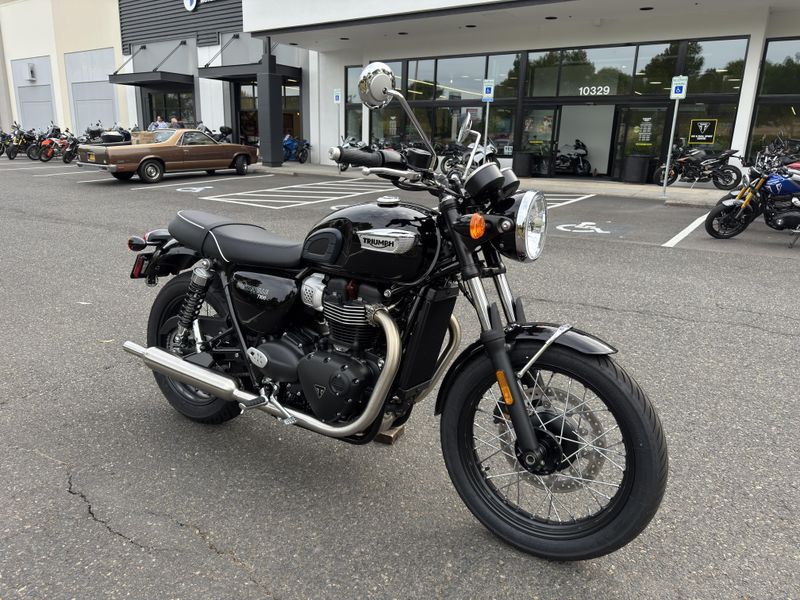 2025 Triumph Bonneville T100 - JET BLACK 