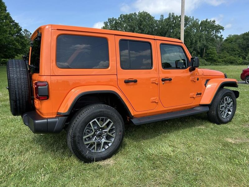 2025 Jeep Wrangler Unlimited Sahara photo 3