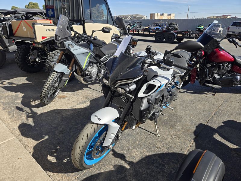 USED 2025 YAMAHA MT10 Image 4