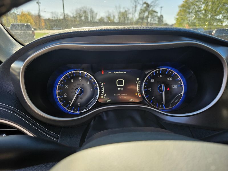 New 2026 Chrysler Pacifica Select AwdImage 5