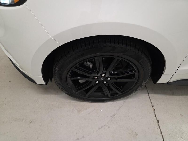2024 Ford Edge ST photo 2