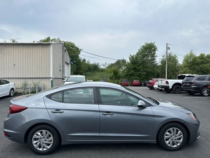 2019 Hyundai Elantra SEImage 11