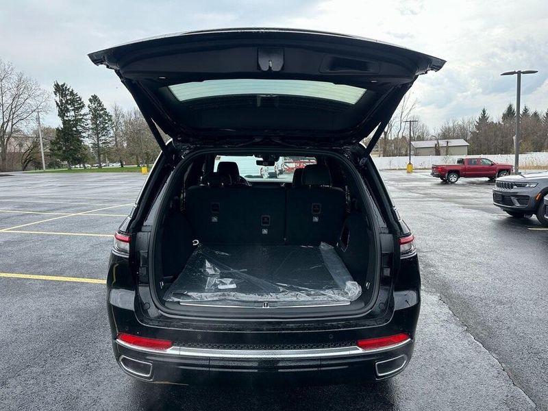2025 Jeep Grand Cherokee Summit Reserve 4x4Image 11