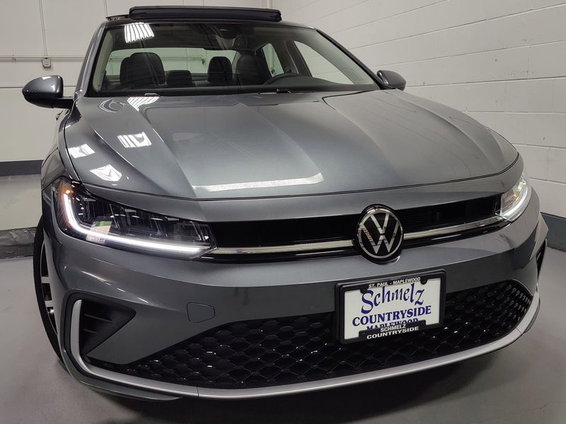 Used 2025 Volkswagen Jetta SE w/SunroofImage 2