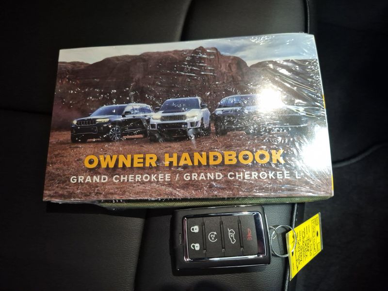 2025 Jeep Grand Cherokee L Limited 4x4Image 12