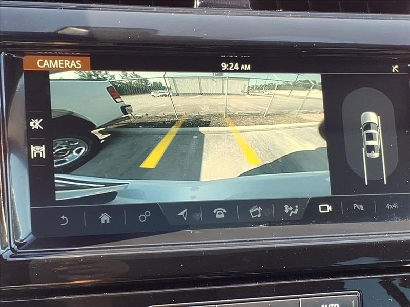 Used 2017 Land Rover Discovery HSEImage 9