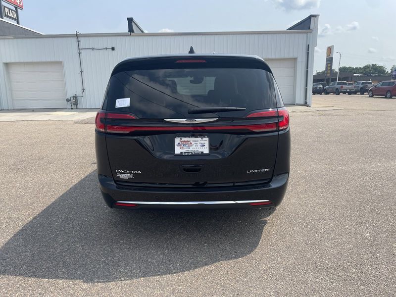 2024 Chrysler Pacifica LimitedImage 7