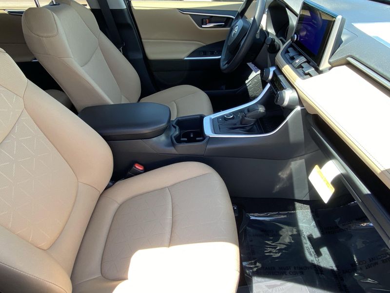 New 2025 Toyota RAV4 Hybrid XLEImage 10