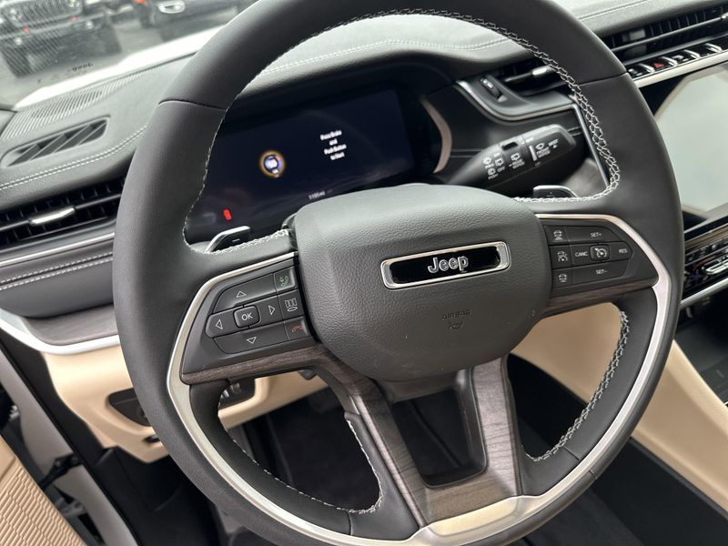 New 2025 Jeep Grand Cherokee L Limited 4x4Image 22