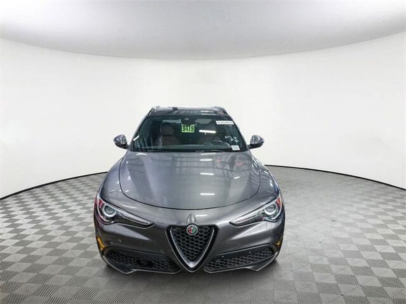 2022 Alfa Romeo Stelvio TiImage 3