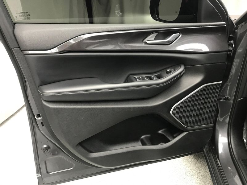 Used 2023 Jeep Grand Cherokee AltitudeImage 3