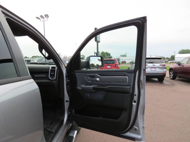 Used 2022 RAM 1500 Big Horn 4x4 4dr Crew Cab 6.4 ft. SB PickupImage 22