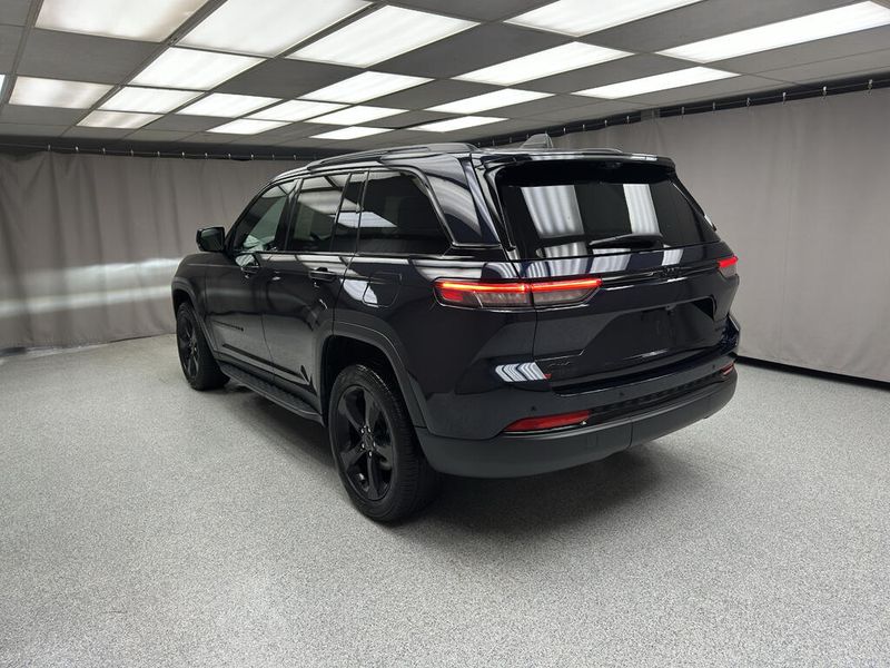 Used 2024 Jeep Grand Cherokee LimitedImage 2
