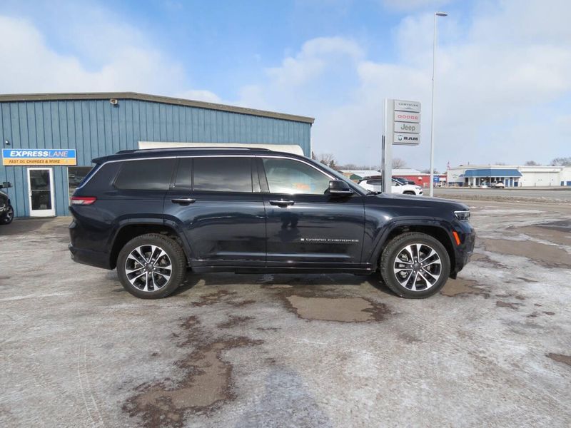 Used 2024 Jeep Grand Cherokee L Overland 4x4 4dr SUVImage 1