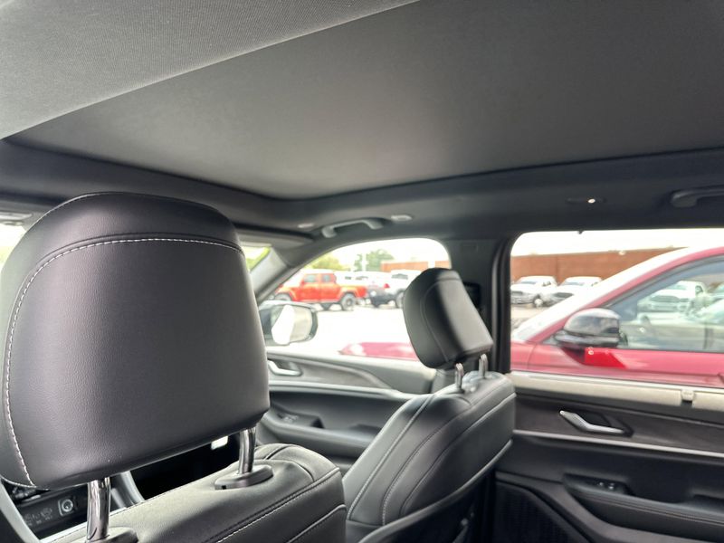 2025 Jeep Grand Cherokee L Limited 4x4Image 16
