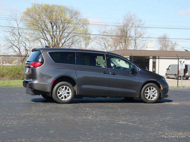2022 Chrysler Voyager LXImage 28