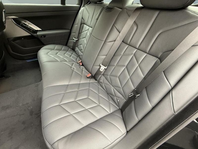 2025 BMW 7 Series 750e xDriveImage 27