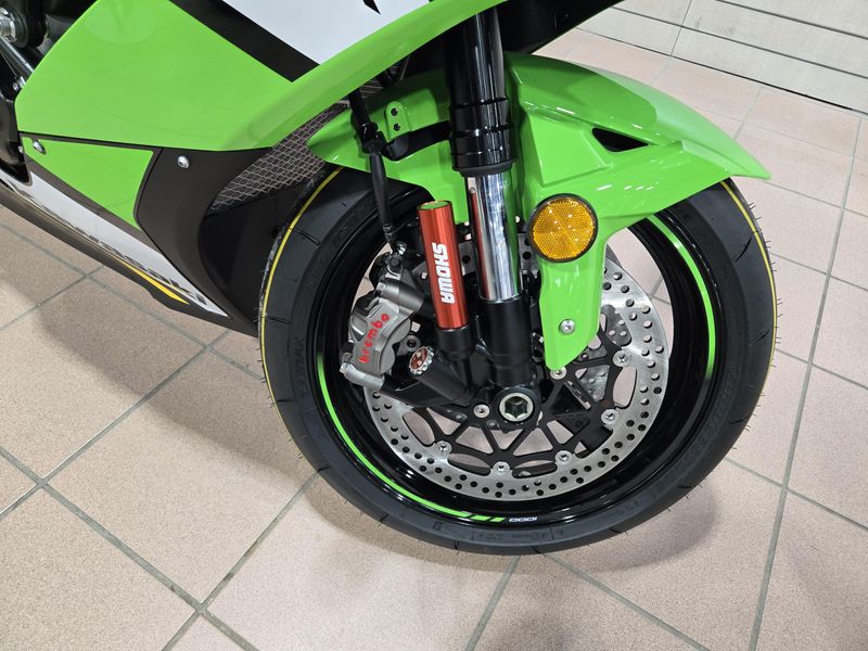 2025 Kawasaki NINJA ZX10R KRT EDITION LIME GREEN AND EBONY AND PEARL BLIZZARD WHITEImage 16