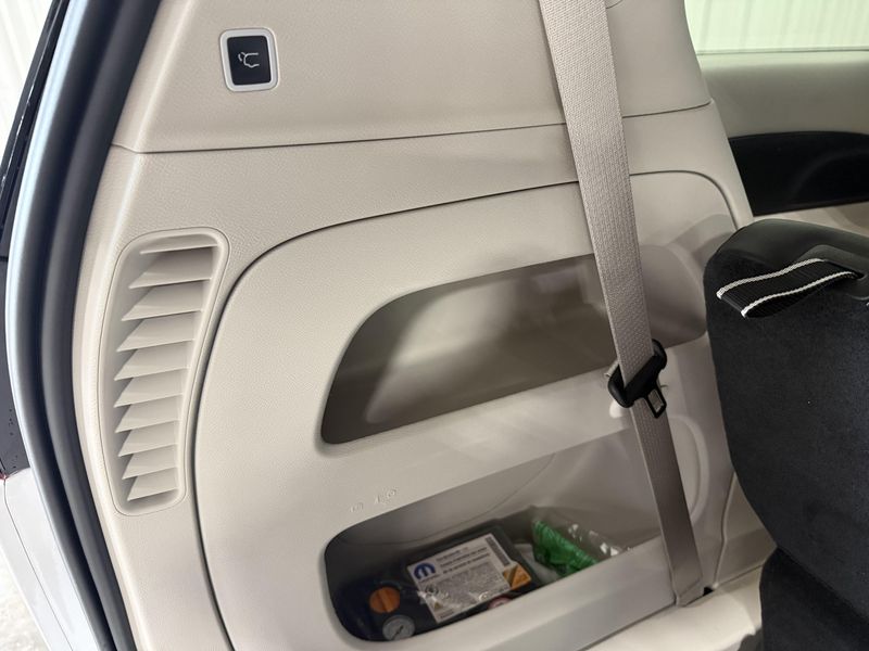 Used 2024 Chrysler Pacifica Touring LImage 6