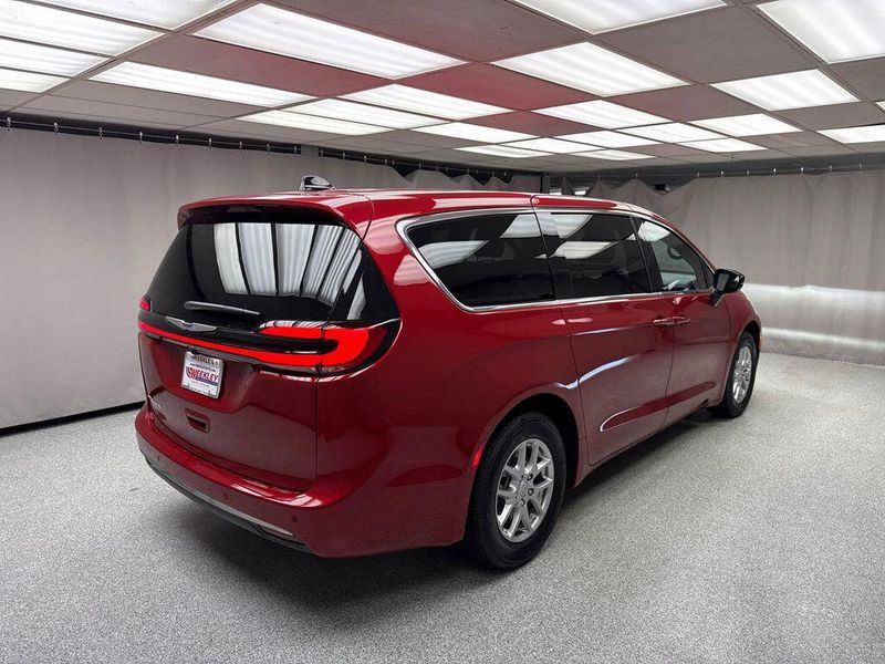 New 2026 Chrysler Pacifica SelectImage 3