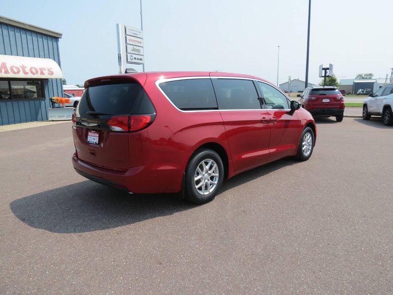 New 2026 Chrysler Voyager LxImage 5