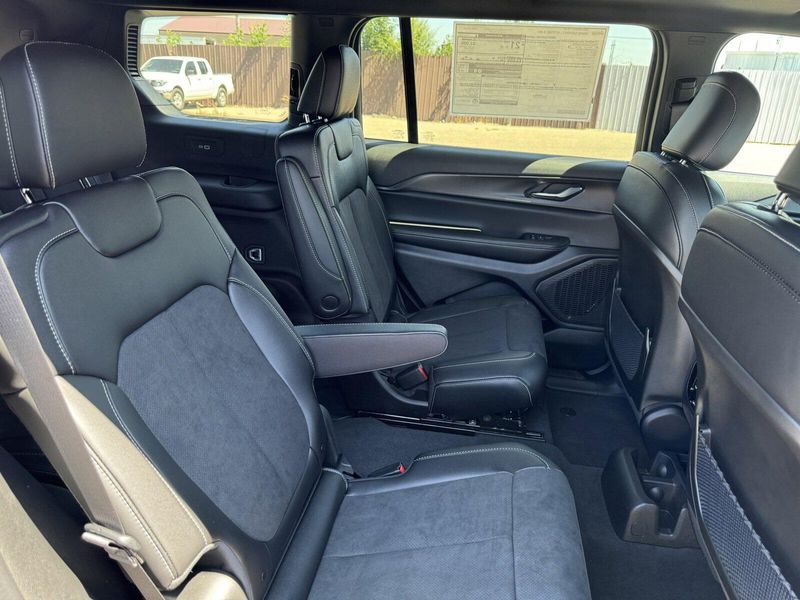 2024 Jeep Grand Cherokee L Altitude XImage 17