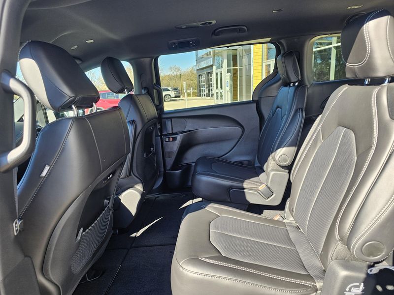 New 2026 Chrysler Pacifica Select AwdImage 8