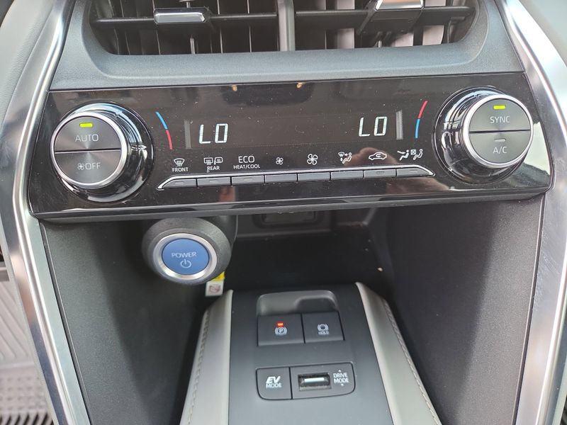 2022 Toyota Venza LE photo 26