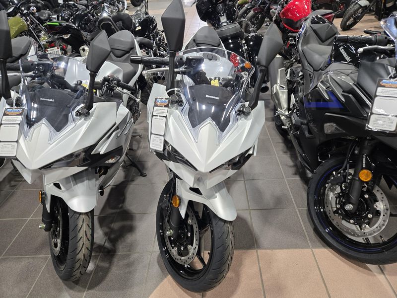 2025 Kawasaki NINJA 500 ABS METALLIC MATTE WHITISH SILVER AND METALLIC MOONDUST GRAYImage 5