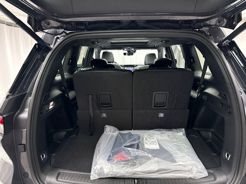 New 2025 Jeep Grand Cherokee L Limited 4x4Image 15