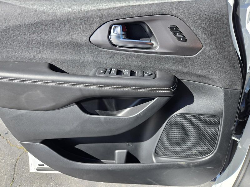 New 2026 Chrysler Pacifica Select