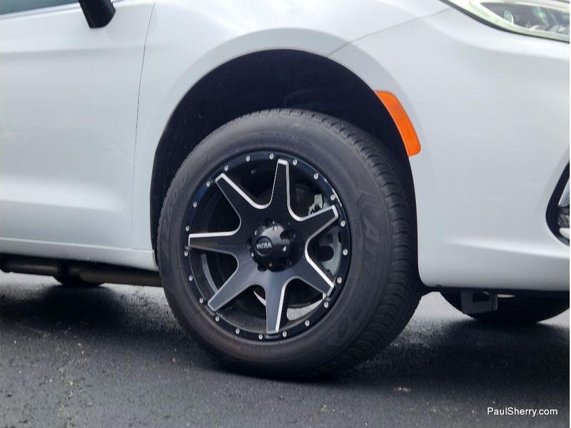 Used 2024 Chrysler Pacifica Touring