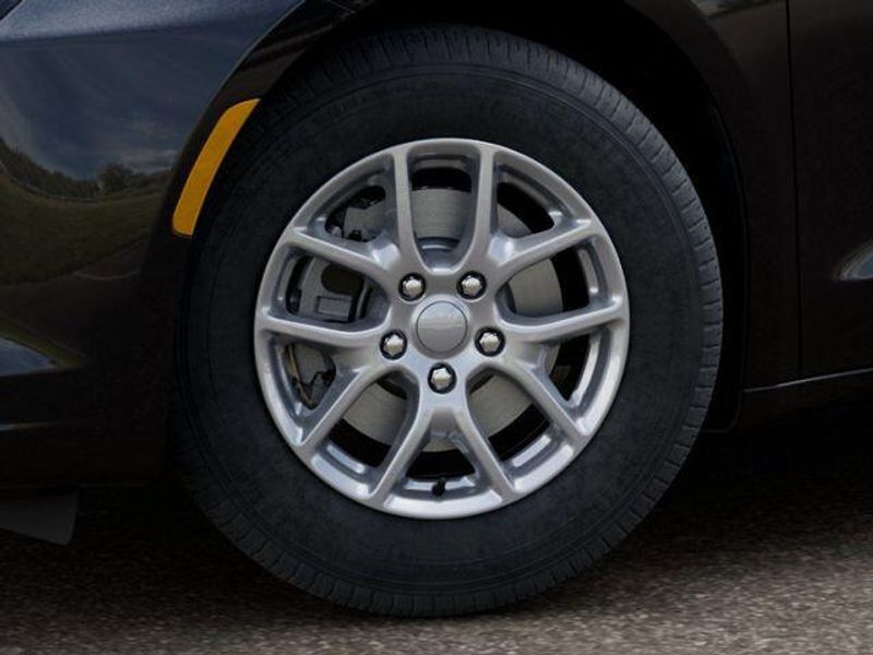 New 2027 Chrysler Pacifica SelectImage 8