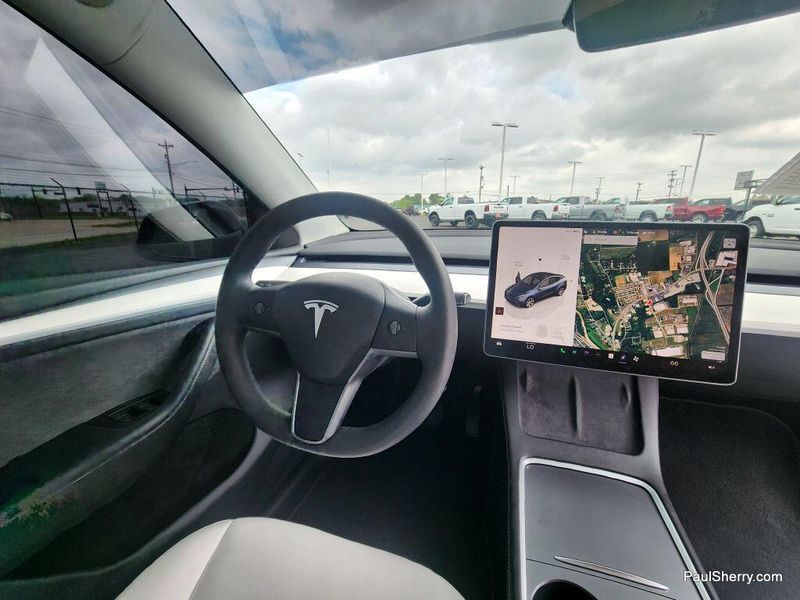 2024 Tesla Model Y Long RangeImage 35
