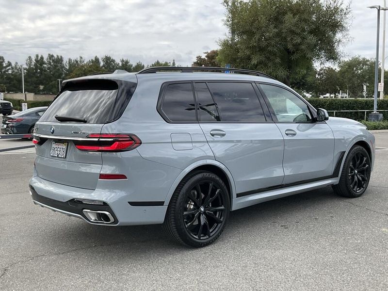 2025 BMW X7 xDrive40iImage 9