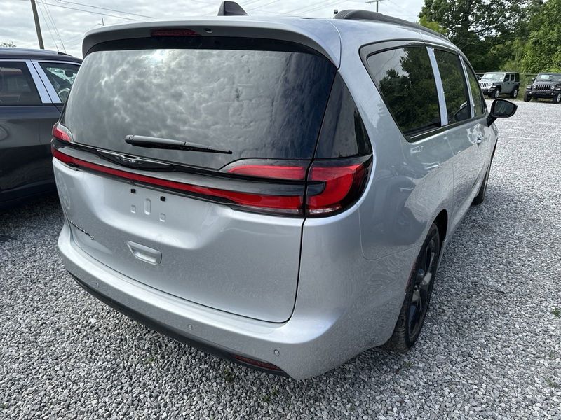 2023 Chrysler Pacifica Touring LImage 5