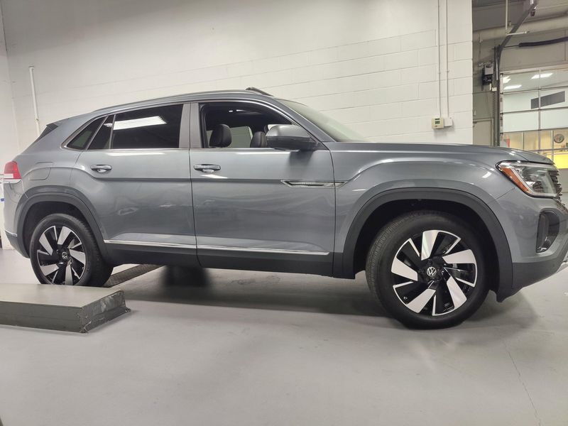 2025 Volkswagen Atlas Cross Sport SEL photo 3