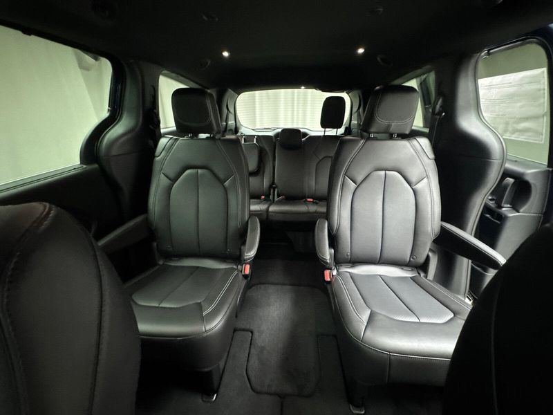 2025 Chrysler Pacifica SelectImage 16