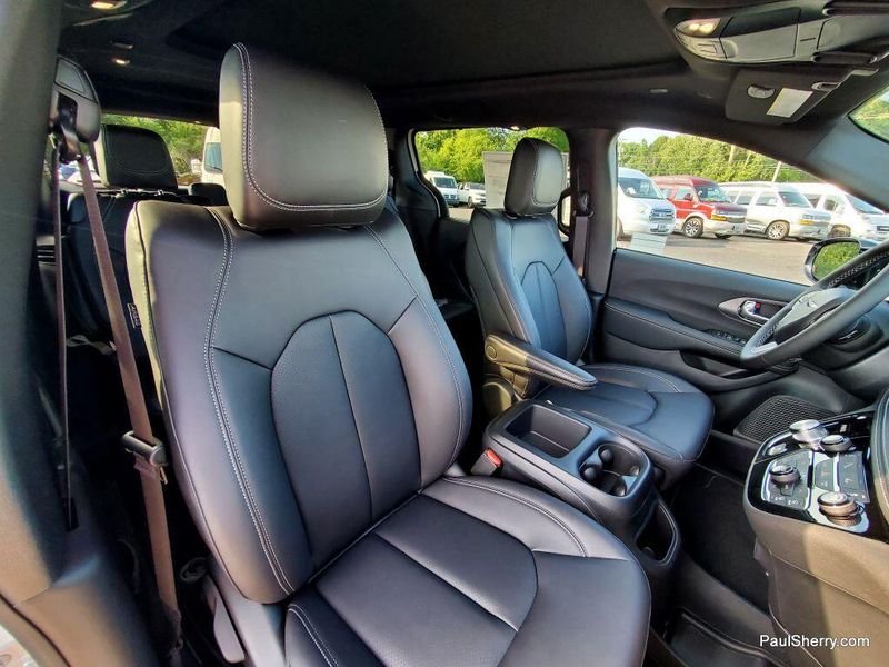 New 2026 Chrysler Pacifica SelectImage 17