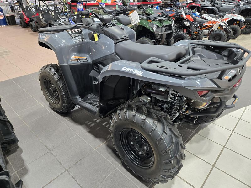2025 Can-Am OULANDER 700 GRANITE GRAY Image 4