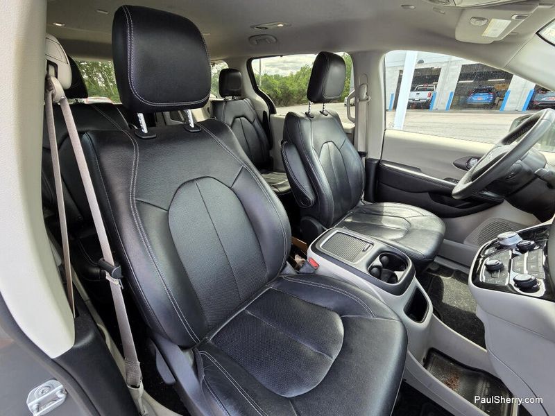 Used 2022 Chrysler Pacifica Touring L