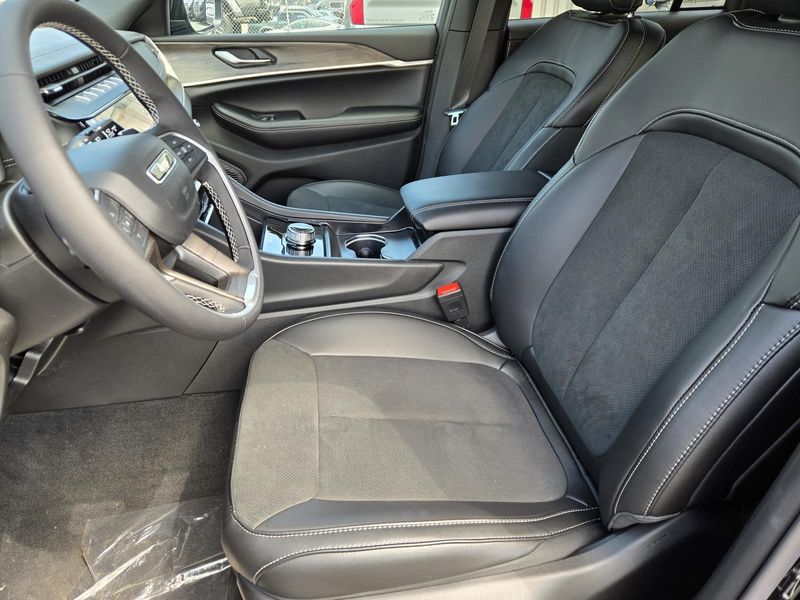 New 2026 Jeep Grand Cherokee Laredo Altitude 4x2